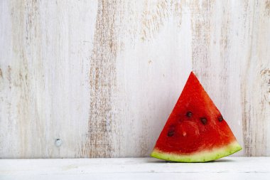 Karpuz ahşap bir masa üzerinde parçası. Lezzetli tatlı.