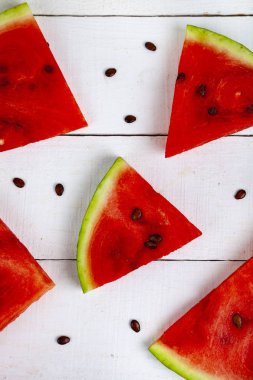 Beyaz ahşap bir masa üstten görünüm üzerinde karpuz parçalar. Lezzetli tatlı.