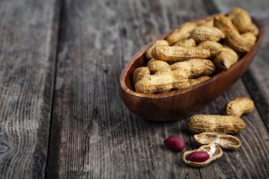 Eski masa ahşap bir kase fıstık. Lezzetli ve sağlıklı fındık yakın çekim.
