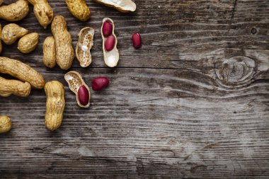 Fıstık ahşap arka plan üzerinde. Lezzetli ve sağlıklı fındık yakın çekim. Metniniz için yer.