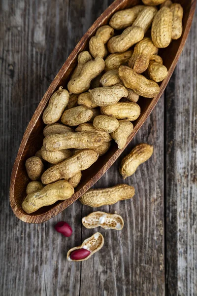 Pinda Een Houten Kom Een Oude Tafel Heerlijke Gezonde Noten — Stockfoto