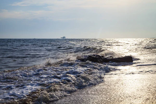 Piękna Plaża Surf Wschód Słońca Morza Seascape Lato Dziennika Leży — Zdjęcie stockowe