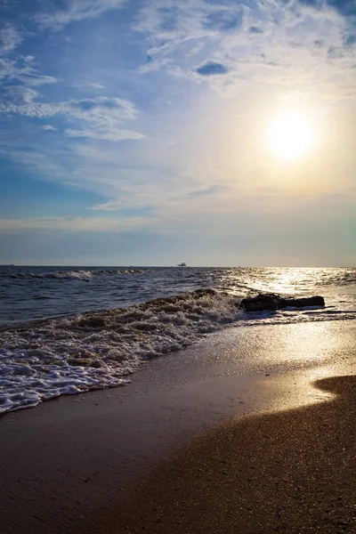 美丽的海滩在日出和海冲浪 夏日海景 日志位于海滩上 — 图库照片