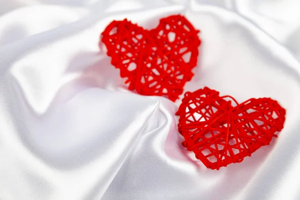 Tejido Seda Blanca Con Pliegues Dos Corazones Rojos Hermoso Fondo — Foto de Stock