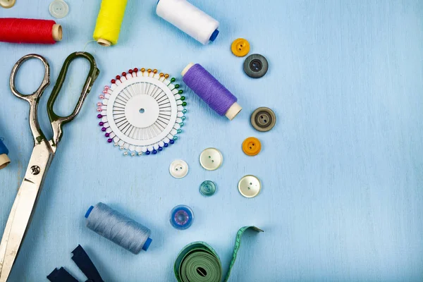 Nähaccessoires Auf Blauem Holzgrund Maßband Stifte Knöpfe Reißverschluss Schere Und — Stockfoto