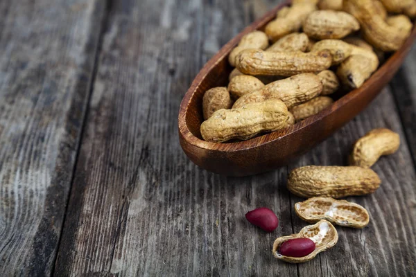 Erdnüsse Einer Holzschale Auf Einem Alten Tisch Leckere Und Gesunde — Stockfoto