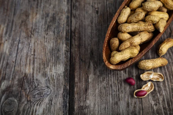 Des Cacahuètes Dans Bol Bois Sur Une Vieille Table Délicieux — Photo