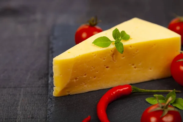 Queijo Tomate Cereja Manjericão Sobre Fundo Escuro — Fotografia de Stock