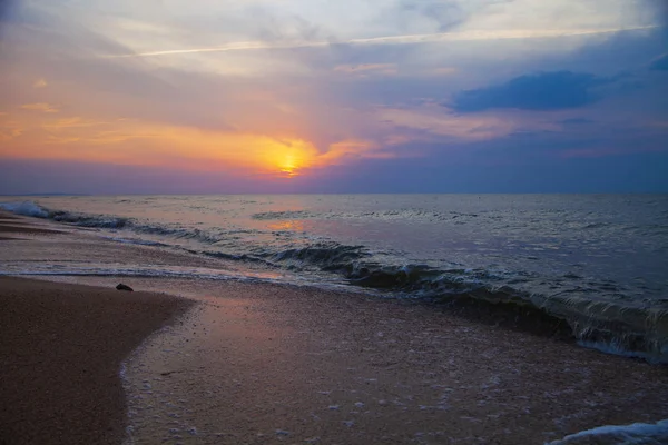 Krásné Moře Při Západu Slunce Sprej Pozadí Žluté Slunce Přímořská — Stock fotografie