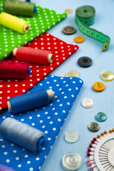 Acessórios Costura Tecidos Multicoloridos Fundo Madeira Azul Tecidos Fita Métrica — Fotografia de Stock