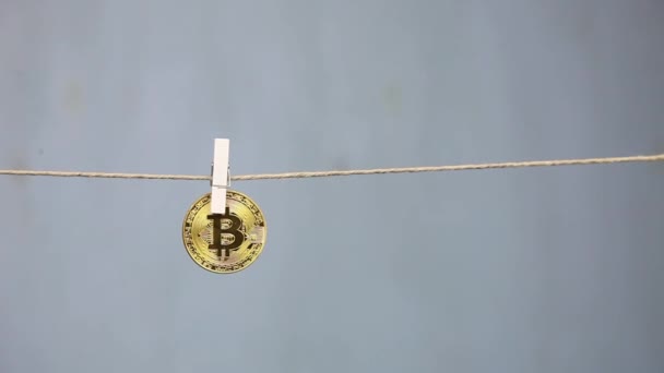 Mano Femenina Quita Bitcoin Cuerda Moneda Electrónica — Vídeos de Stock