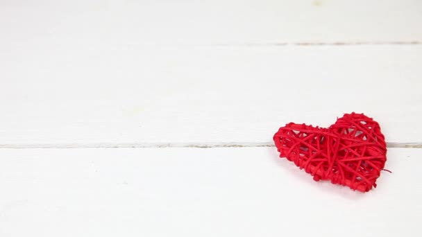 赤いハートは 白い木製のテーブルに落ちる バレンタインの日のためのギフト — ストック動画