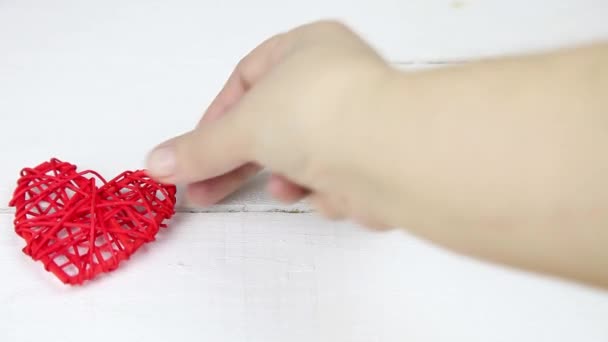 Frauenhand Legt Die Roten Herzen Auf Einen Weißen Holztisch Geschenk — Stockvideo