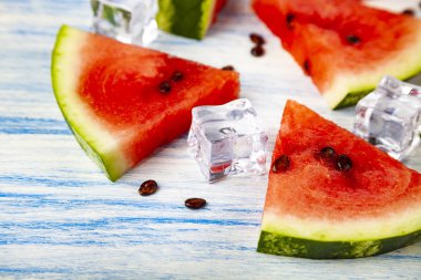 Karpuz ve mavi ahşap bir masa üstten görünüm buza parçalar. Lezzetli tatlı.