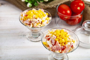 Yengeç sopa, peynir, domates, Mısır, lezzetli salata.