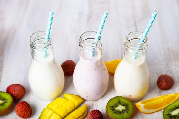 Smoothies Tropical Fruits Wooden Background Tasty Breakfast Healthy Eating — Stock Photo, Image