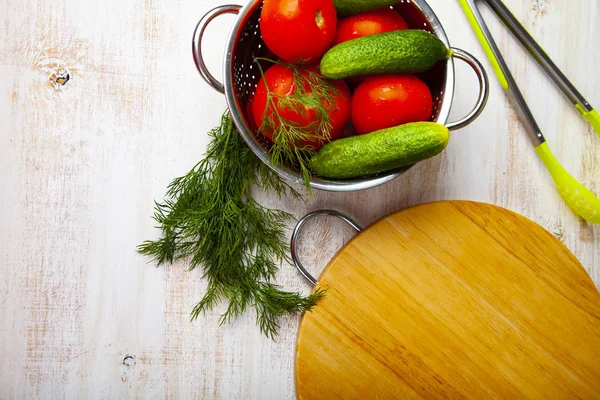 Zöldség Saláta Kést Vágódeszka Asztalon Vacsora Elkészítése — Stock Fotó