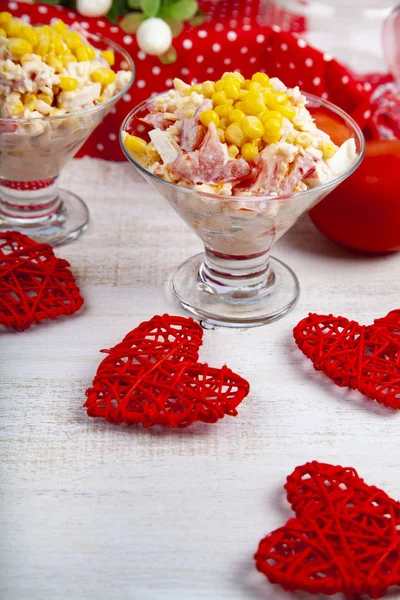 Läcker Sallad Med Krabba Pinnar Ost Tomat Och Majs Servering — Stockfoto