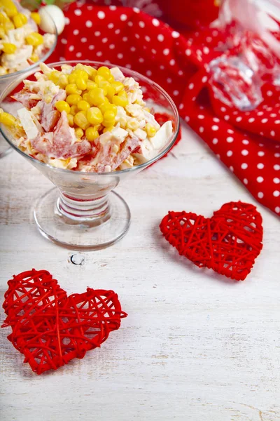美味的蟹棒沙拉 西红柿和玉米 为浪漫晚餐服务与心脏 — 图库照片