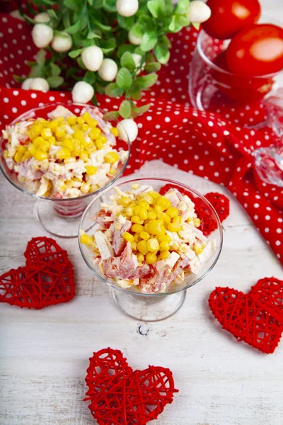 Deliciosa Salada Palitos Caranguejo Queijo Tomate Milho Servindo Para Jantar — Fotografia de Stock