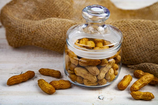 Cacahuetes Frasco Vidrio Cerrado Sobre Una Mesa Madera Nueces Deliciosas —  Fotos de Stock