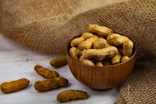 Cacahuetes Tazón Madera Sobre Mesa Nueces Deliciosas Saludables — Foto de Stock