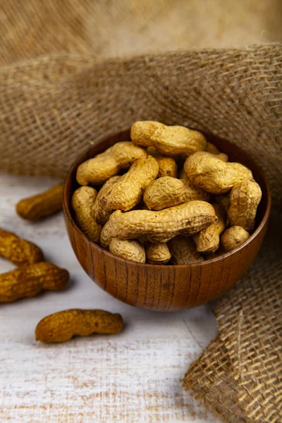 Amendoins Uma Tigela Madeira Mesa Nozes Deliciosas Saudáveis — Fotografia de Stock