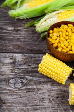 Olgun Mısır eski ahşap masa. Metniniz için yer.