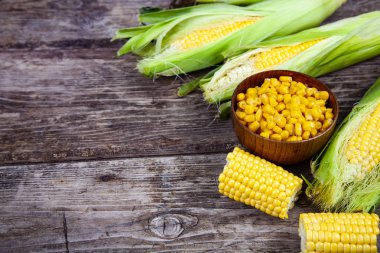 Olgun Mısır eski ahşap masa. Metniniz için yer.