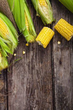 Olgun Mısır eski ahşap masa. Metniniz için yer.