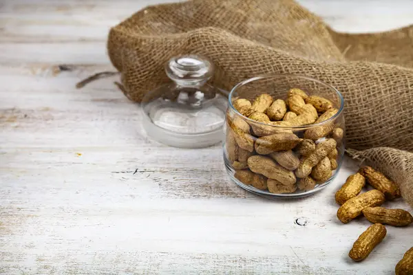 Cacahuetes Frasco Vidrio Abierto Sobre Una Mesa Madera Nueces Deliciosas — Foto de Stock