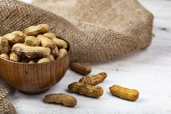 Cacahuetes Tazón Madera Arpillera Mesa Nueces Deliciosas Saludables — Foto de Stock