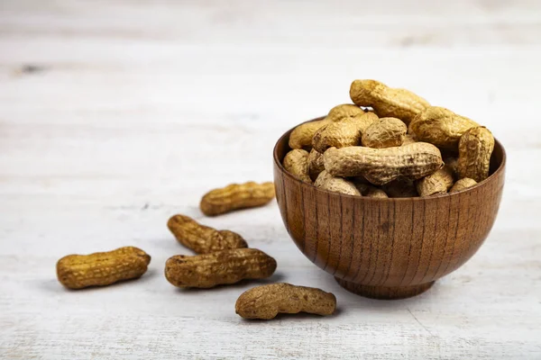 Amendoins Uma Tigela Madeira Mesa Nozes Deliciosas Saudáveis — Fotografia de Stock