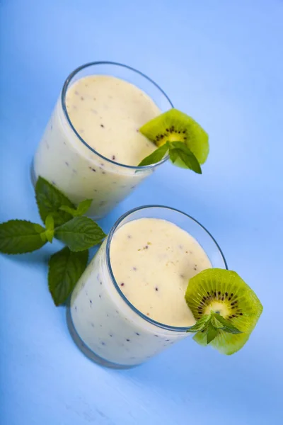 Frullati Con Banana Kiwi Tavolo Legno Blu Delizioso Dessert — Foto Stock