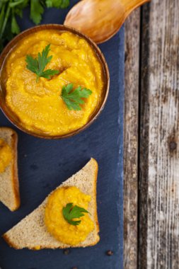 Ahşap kase ve bruschetta lahana havyar. Lezzetli vejetaryen yemek