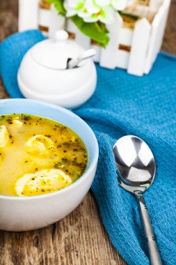 Ahşap bir masa üzerinde köfte tavuk çorbası