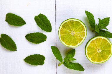 Limon ve nane bir beyaz ahşap tablo.