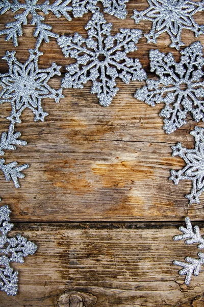 Серебристые Снежинки Старом Коричневом Деревянном Фоне Рождественские Украшения — стоковое фото