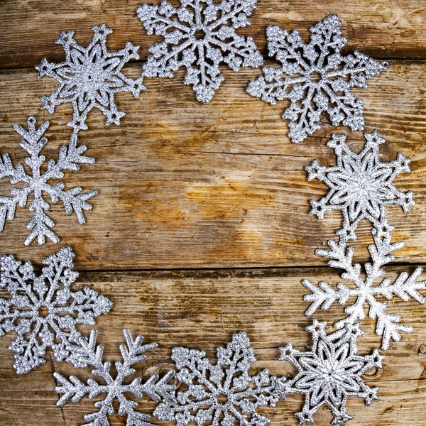 Copos Nieve Plateados Sobre Viejo Fondo Madera Marrón Decoración Navidad — Foto de Stock
