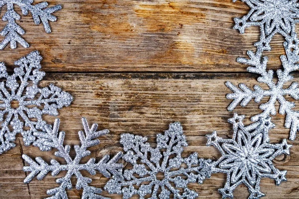 Flocos Neve Prateados Fundo Madeira Marrom Velho Decoração Natal — Fotografia de Stock