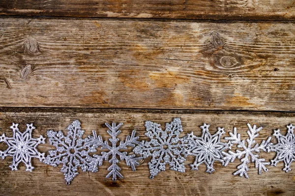Gümüş Kar Tanesi Bir Eski Kahverengi Ahşap Zemin Üzerinde Noel — Stok fotoğraf