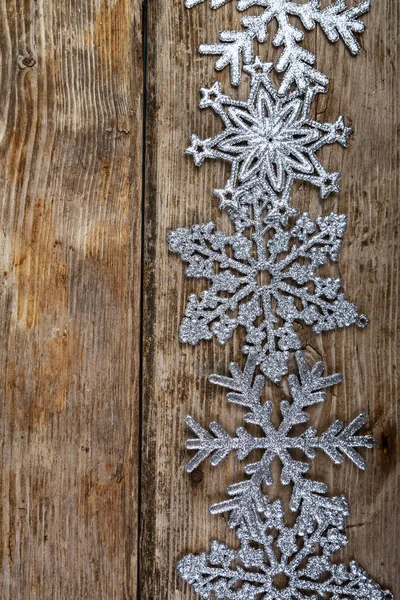 银色的雪花在一个古老的褐色木背景 圣诞装饰 — 图库照片