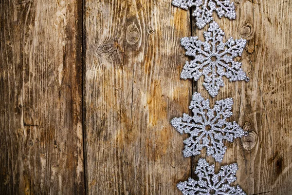 古い茶色の木製の背景に銀色の雪 クリスマスの装飾 — ストック写真