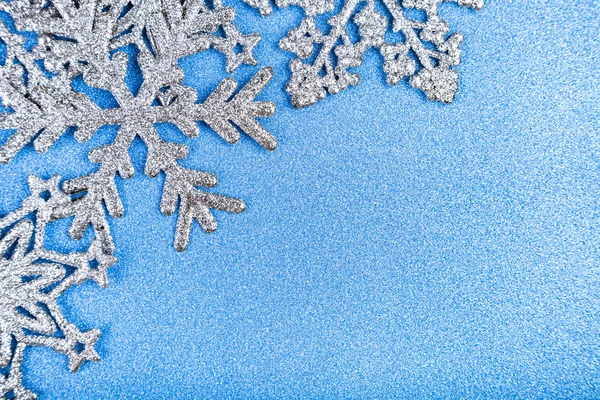 Flocos Neve Prateados Fundo Azul Brilhante Antecedentes Decoração Natal — Fotografia de Stock