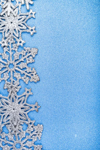Silbrige Schneeflocken Auf Einem Blau Glänzenden Hintergrund Hintergrund Weihnachtsdekoration — Stockfoto
