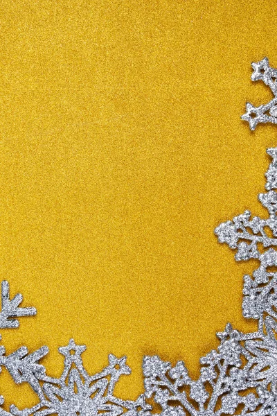 银色的雪花在黄色闪亮的背景 圣诞装饰 — 图库照片