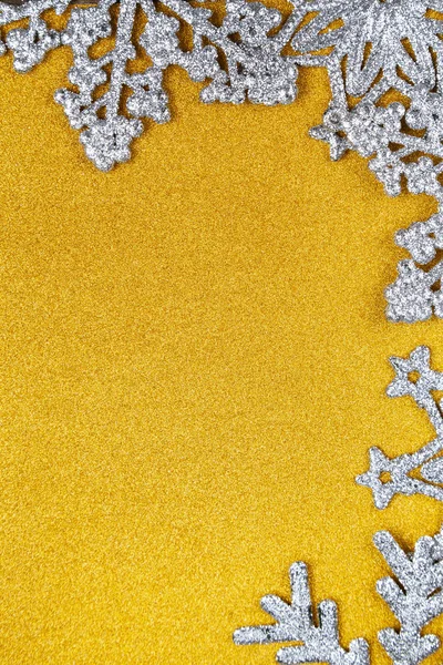 Flocos Neve Prateados Fundo Amarelo Brilhante Antecedentes Decoração Natal — Fotografia de Stock