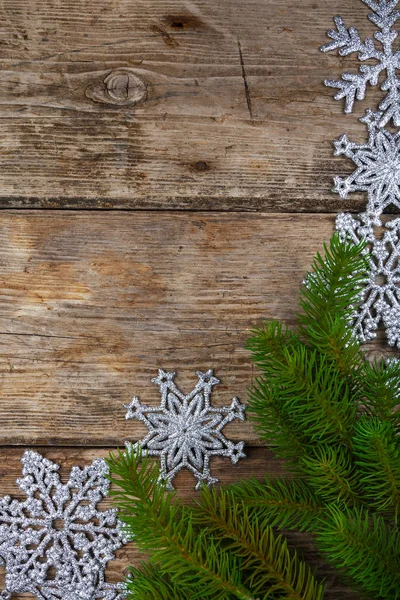 Zilverkleurige Sneeuwvlokken Spar Takken Een Oud Bruin Houten Achtergrond Kerst — Stockfoto