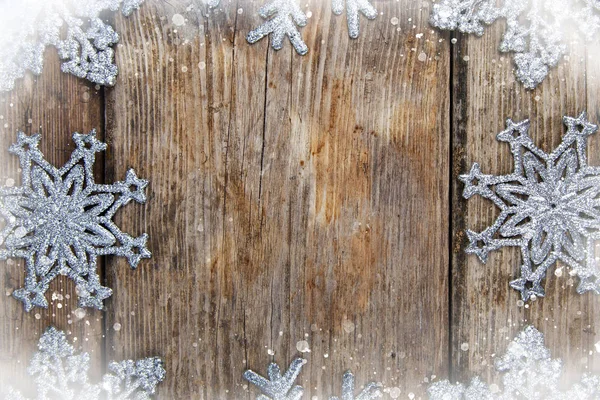 圣诞节框架与雪花在木背景 节日装饰 — 图库照片