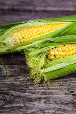 Olgun Mısır eski kahverengi ahşap masa.